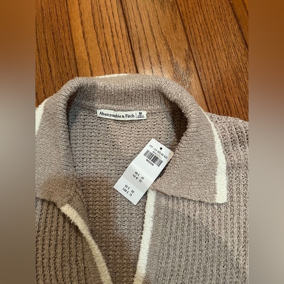 Abercrombie and Fitch Short-Sleeve Crochet-Style Polo - Picture 3 of 3